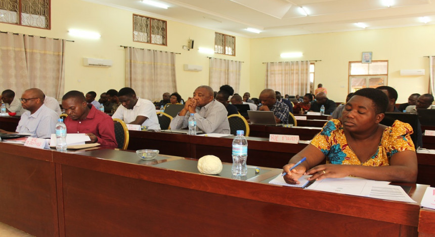 KIKAO KAZI MOROGORO: Baadhi ya watendaji wa Tume ya Taifa ya Umwagiliaji na Wahandisi wa Mikoa wakimsikiliza Katibu Mkuu Wizara ya Kilimo Bw. Gerald Kusaya (Hayupo pichani) wakati wa kikao kazi kilichofanyika mjini Morogoro tarehe 16 Septemba 2020.
