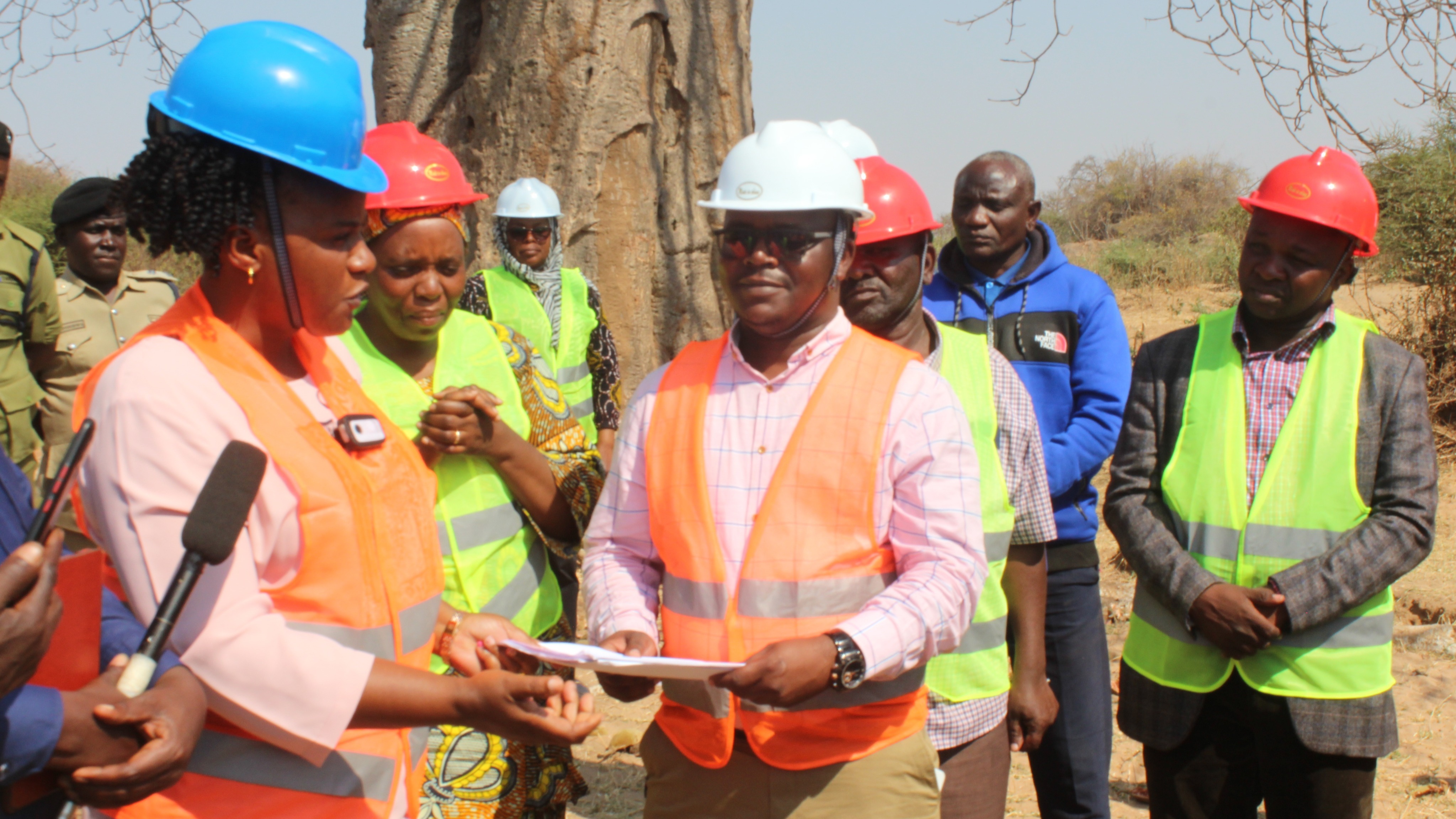 MKANDARASI AKABIDHIWA ENEO LA UJENZI WA BWAWA LENYE THAMANI YA ZAIDI YA SHILINGI BILIONI KUMI NA MOJA CHAMWINO.